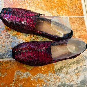 🌹Classic Tom’s Red & Black Sequined Snake Print Flats!